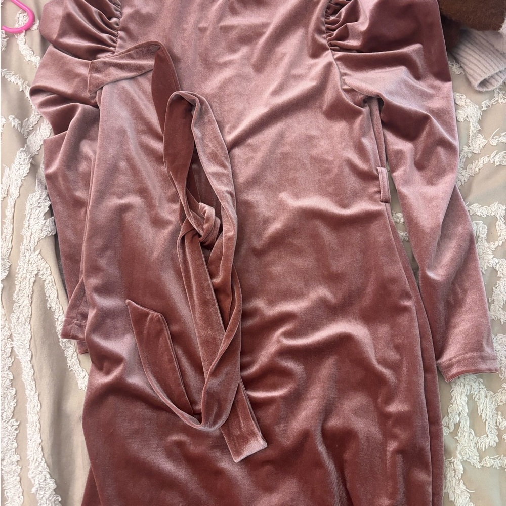 Rose velvet dress with a belt